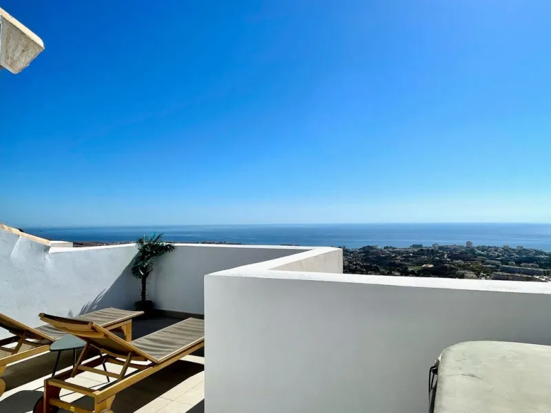 This modern duplex penthouse offers breathtaking sea views and an exceptional location in Benalmadena, just a short drive from the beach and the charming town center of Benalmadena Pueblo. The property features an open-plan living room with a fully equipp