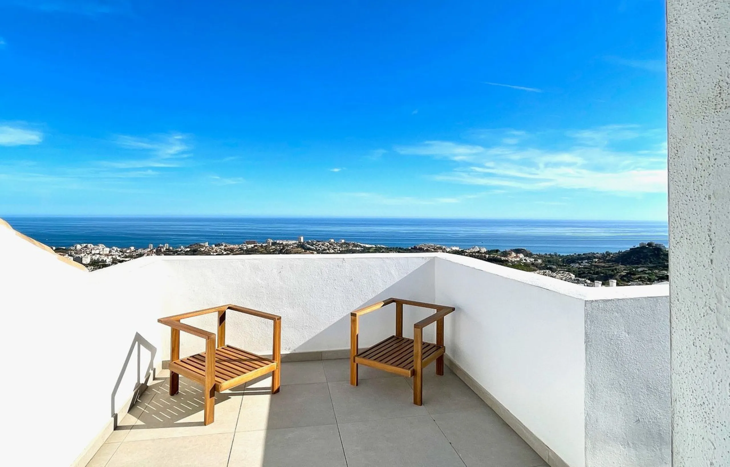 This modern duplex penthouse offers breathtaking sea views and an exceptional location in Benalmadena, just a short drive from the beach and the charming town center of Benalmadena Pueblo. The property features an open-plan living room with a fully equipp