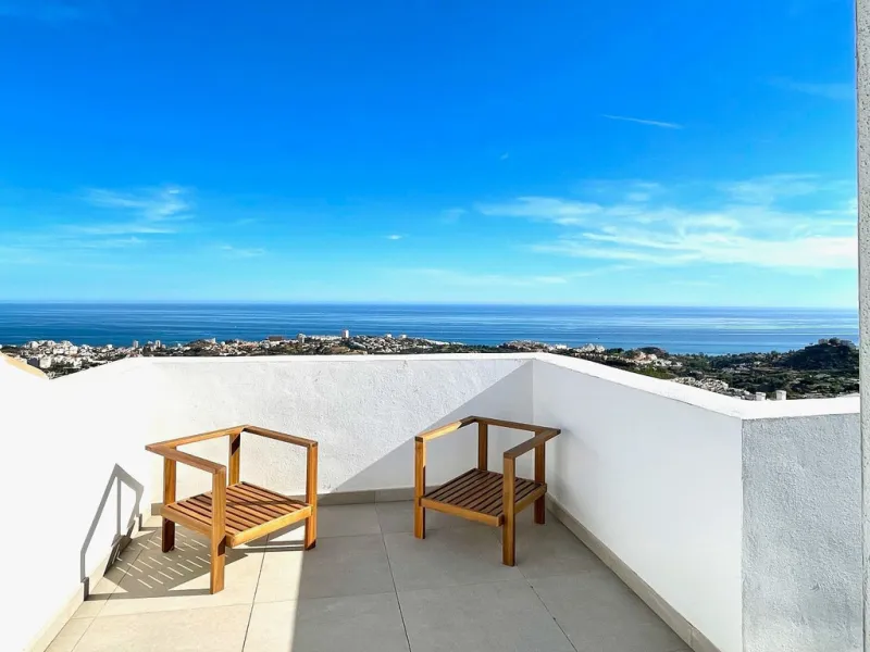 This modern duplex penthouse offers breathtaking sea views and an exceptional location in Benalmadena, just a short drive from the beach and the charming town center of Benalmadena Pueblo. The property features an open-plan living room with a fully equipp