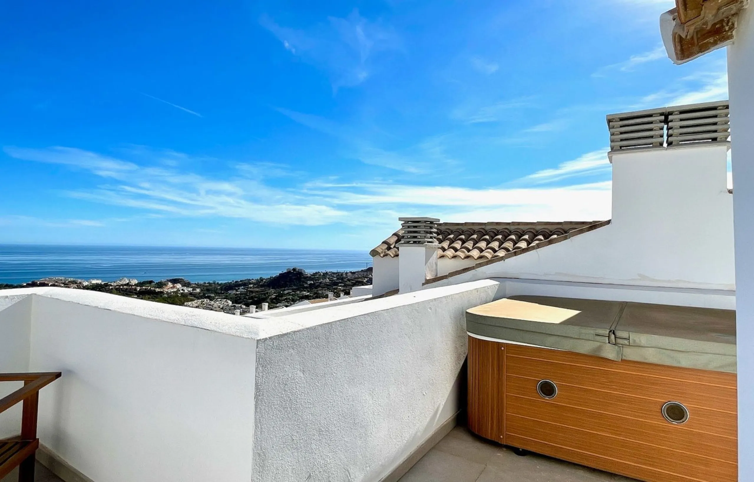 This modern duplex penthouse offers breathtaking sea views and an exceptional location in Benalmadena, just a short drive from the beach and the charming town center of Benalmadena Pueblo. The property features an open-plan living room with a fully equipp