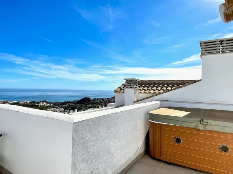 This modern duplex penthouse offers breathtaking sea views and an exceptional location in Benalmadena, just a short drive from the beach and the charming town center of Benalmadena Pueblo. The property features an open-plan living room with a fully equipp
