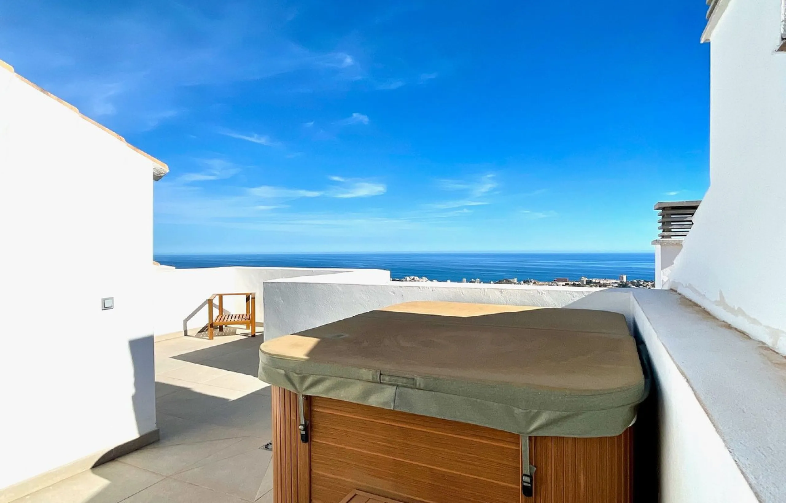 This modern duplex penthouse offers breathtaking sea views and an exceptional location in Benalmadena, just a short drive from the beach and the charming town center of Benalmadena Pueblo. The property features an open-plan living room with a fully equipp