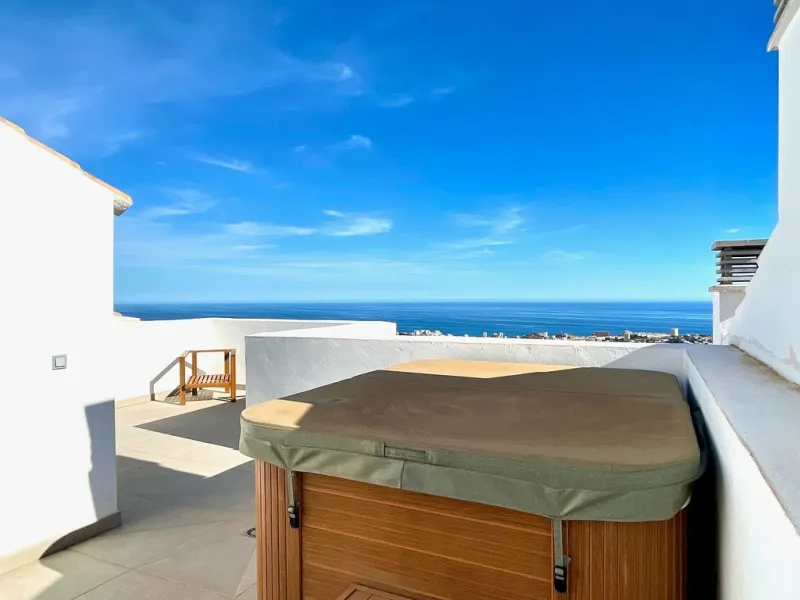 This modern duplex penthouse offers breathtaking sea views and an exceptional location in Benalmadena, just a short drive from the beach and the charming town center of Benalmadena Pueblo. The property features an open-plan living room with a fully equipp
