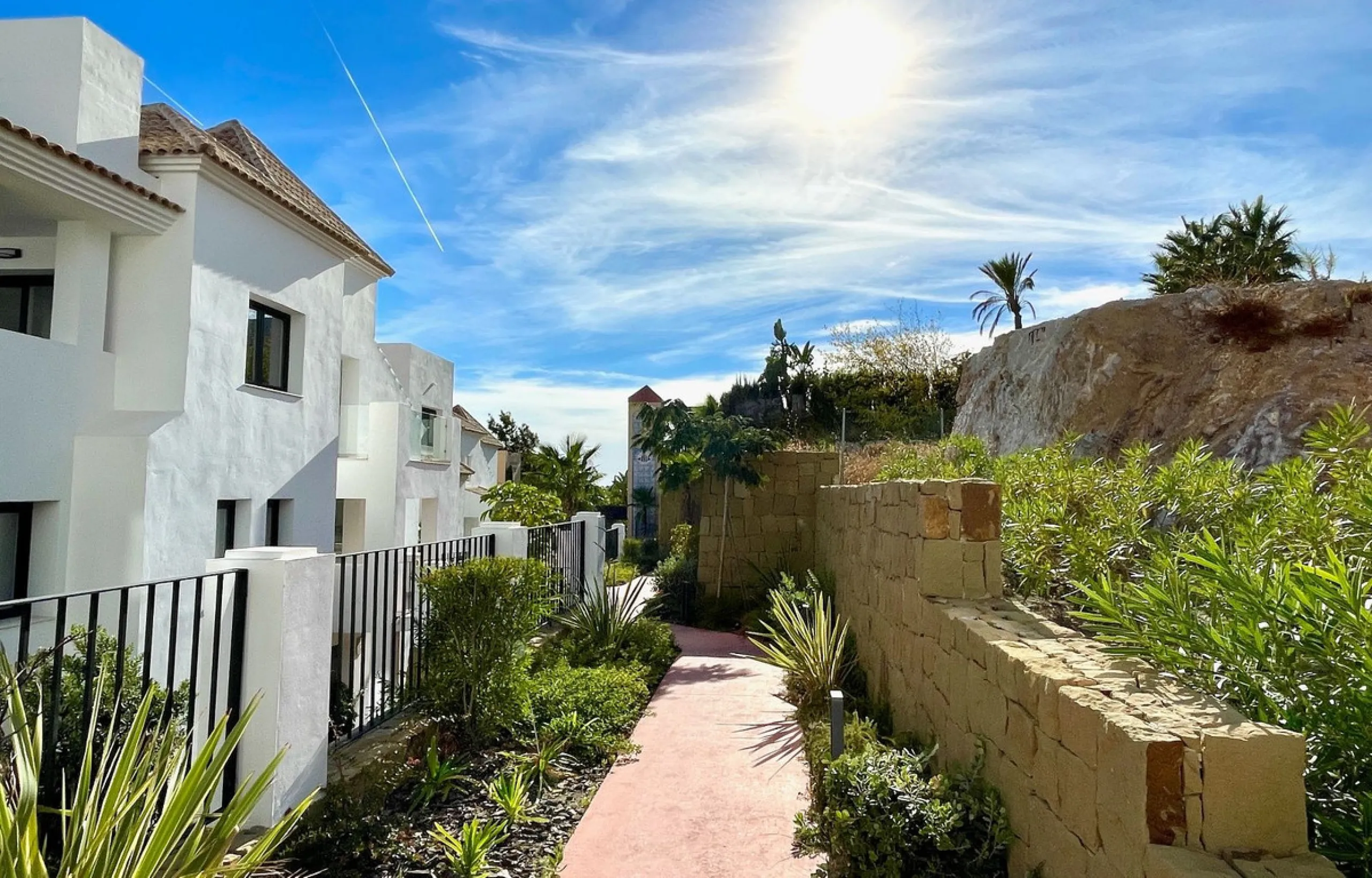 This modern duplex penthouse offers breathtaking sea views and an exceptional location in Benalmadena, just a short drive from the beach and the charming town center of Benalmadena Pueblo. The property features an open-plan living room with a fully equipp