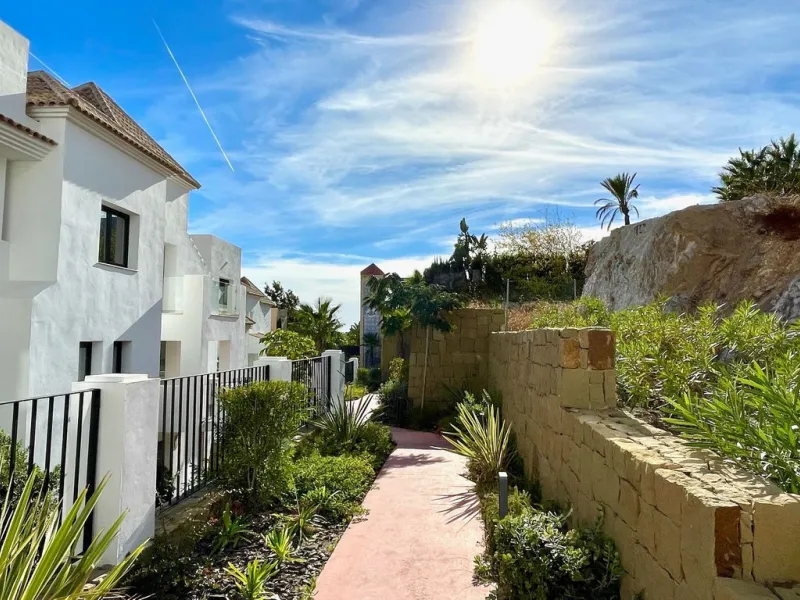 This modern duplex penthouse offers breathtaking sea views and an exceptional location in Benalmadena, just a short drive from the beach and the charming town center of Benalmadena Pueblo. The property features an open-plan living room with a fully equipp