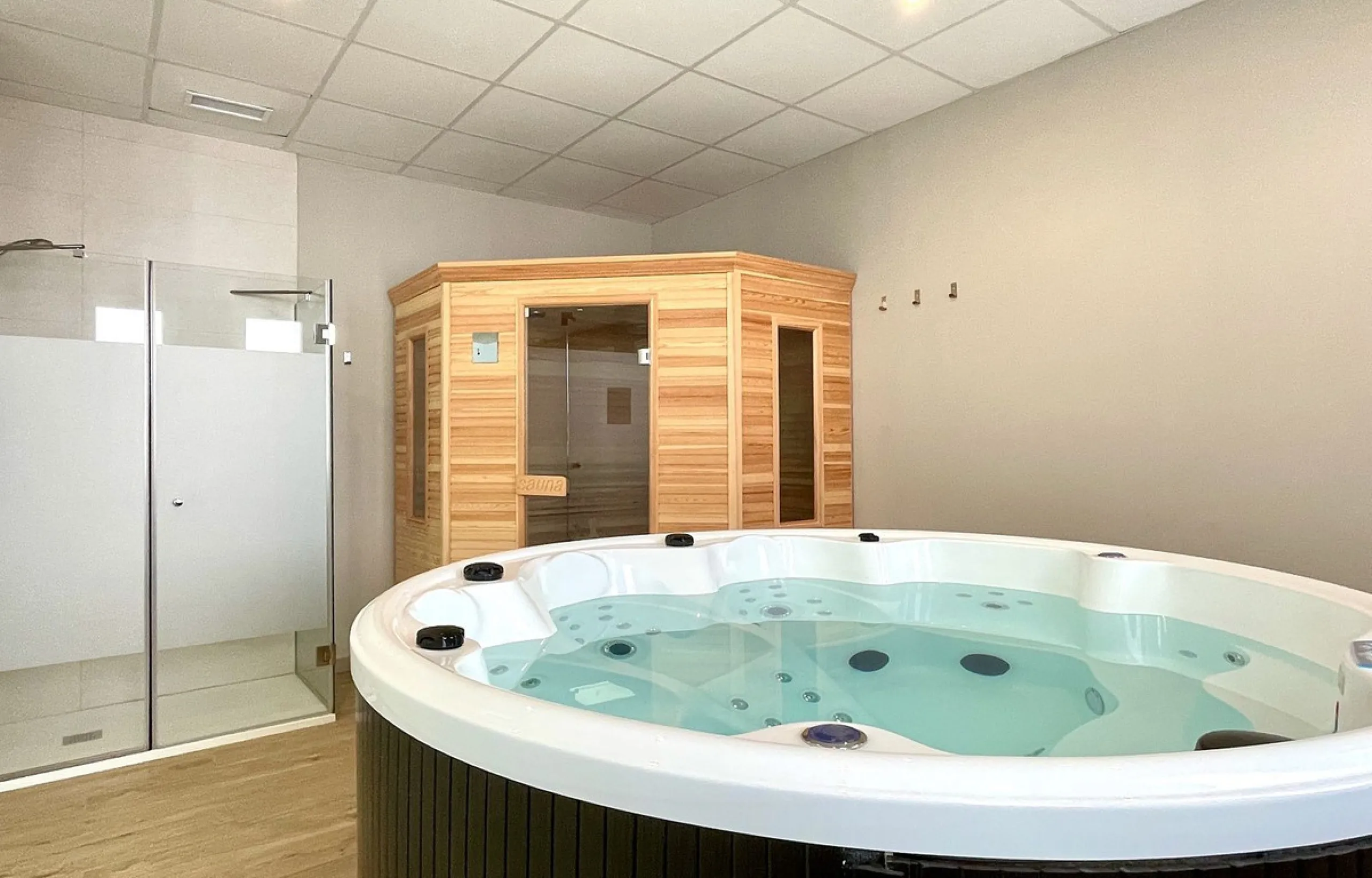 This modern duplex penthouse offers breathtaking sea views and an exceptional location in Benalmadena, just a short drive from the beach and the charming town center of Benalmadena Pueblo. The property features an open-plan living room with a fully equipp