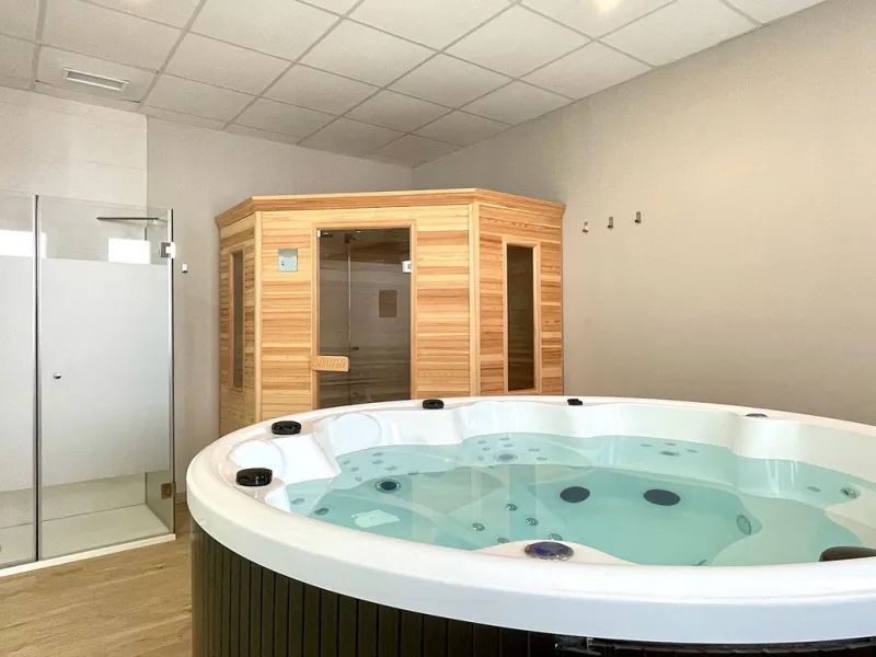 This modern duplex penthouse offers breathtaking sea views and an exceptional location in Benalmadena, just a short drive from the beach and the charming town center of Benalmadena Pueblo. The property features an open-plan living room with a fully equipp