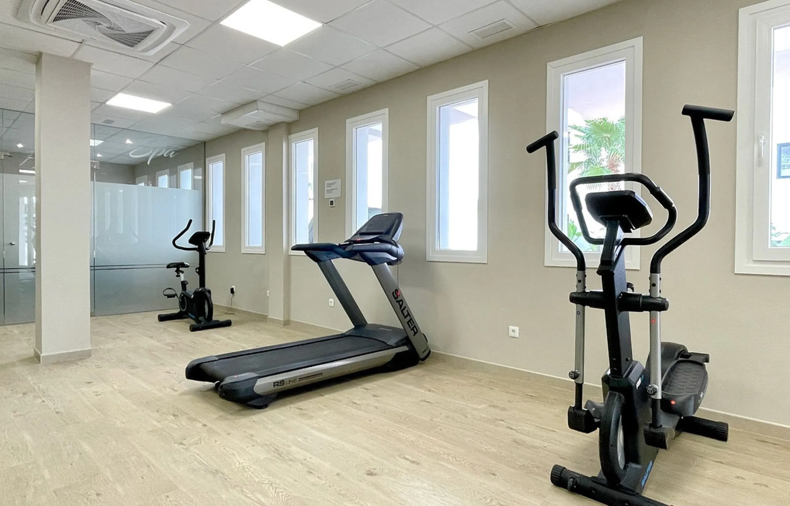 This modern duplex penthouse offers breathtaking sea views and an exceptional location in Benalmadena, just a short drive from the beach and the charming town center of Benalmadena Pueblo. The property features an open-plan living room with a fully equipp