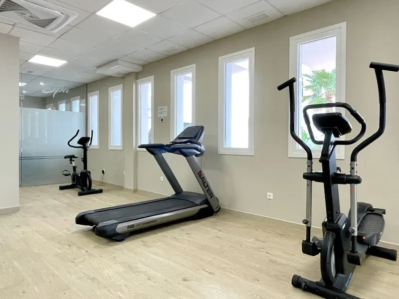 This modern duplex penthouse offers breathtaking sea views and an exceptional location in Benalmadena, just a short drive from the beach and the charming town center of Benalmadena Pueblo. The property features an open-plan living room with a fully equipp