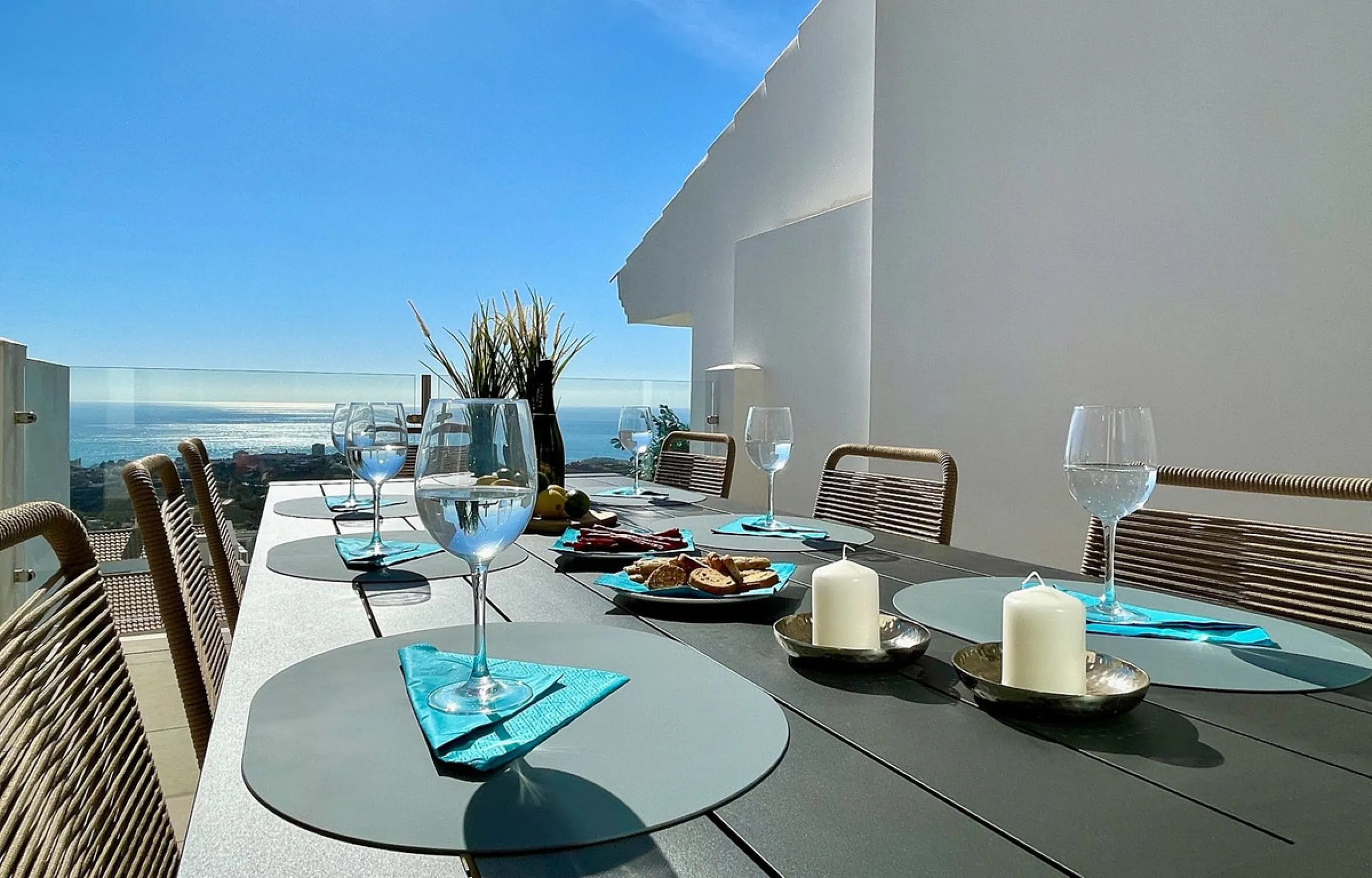 This modern duplex penthouse offers breathtaking sea views and an exceptional location in Benalmadena, just a short drive from the beach and the charming town center of Benalmadena Pueblo. The property features an open-plan living room with a fully equipp