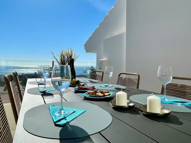 This modern duplex penthouse offers breathtaking sea views and an exceptional location in Benalmadena, just a short drive from the beach and the charming town center of Benalmadena Pueblo. The property features an open-plan living room with a fully equipp