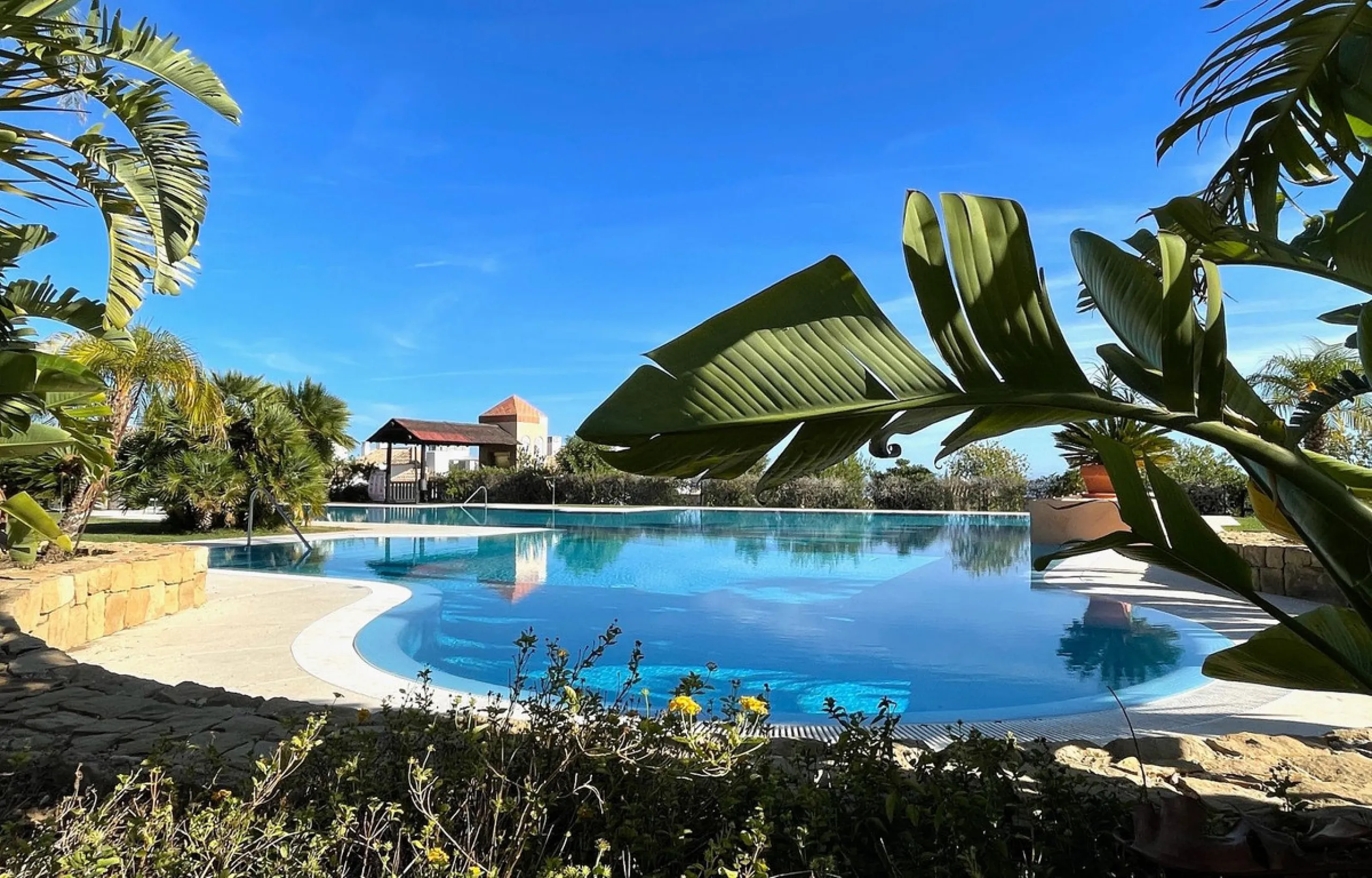 This modern duplex penthouse offers breathtaking sea views and an exceptional location in Benalmadena, just a short drive from the beach and the charming town center of Benalmadena Pueblo. The property features an open-plan living room with a fully equipp