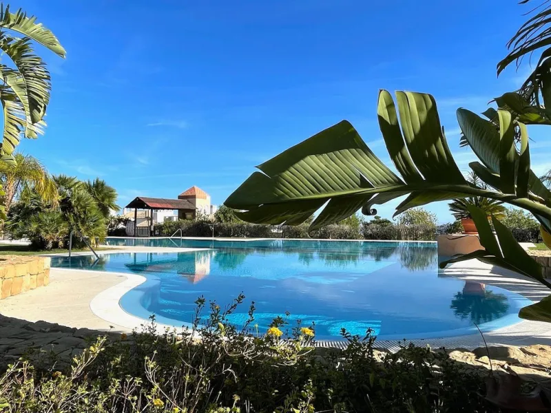 This modern duplex penthouse offers breathtaking sea views and an exceptional location in Benalmadena, just a short drive from the beach and the charming town center of Benalmadena Pueblo. The property features an open-plan living room with a fully equipp