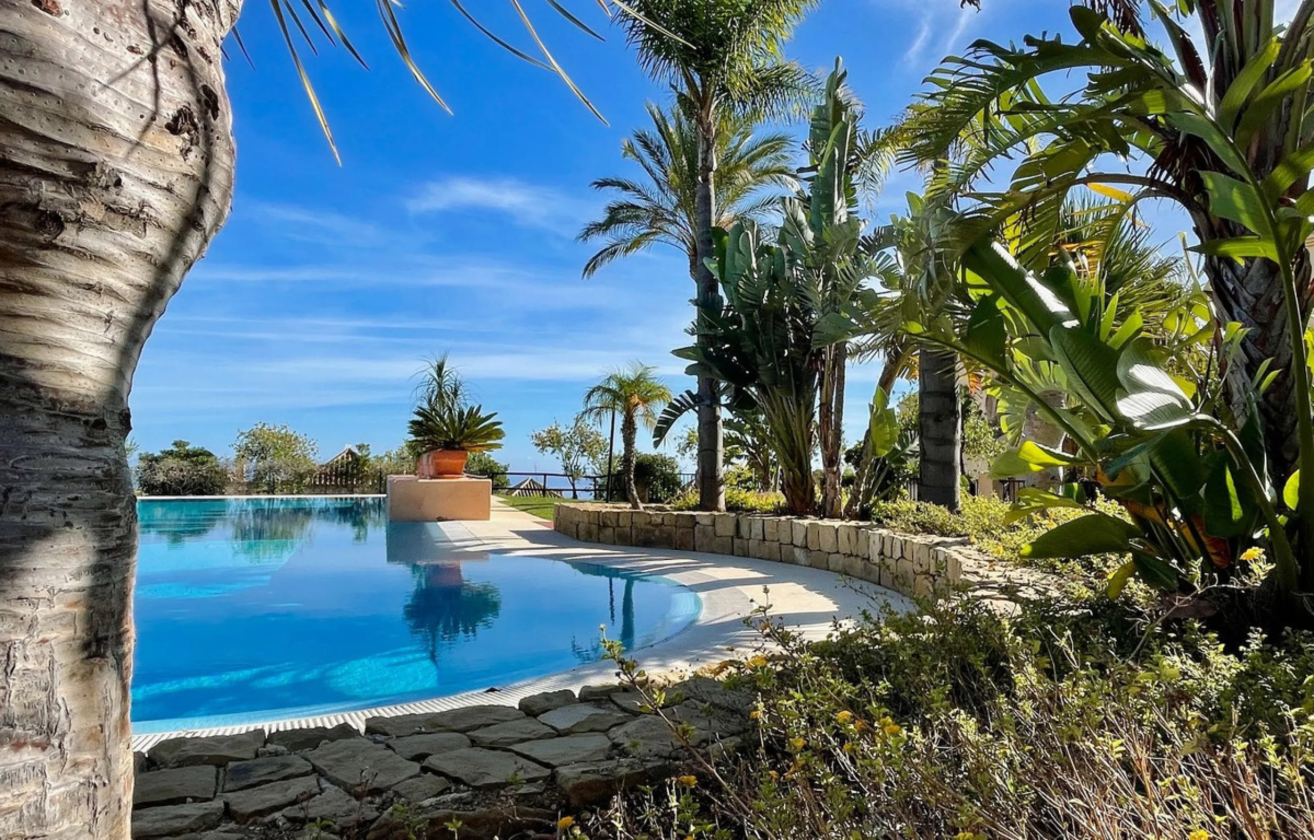 This modern duplex penthouse offers breathtaking sea views and an exceptional location in Benalmadena, just a short drive from the beach and the charming town center of Benalmadena Pueblo. The property features an open-plan living room with a fully equipp