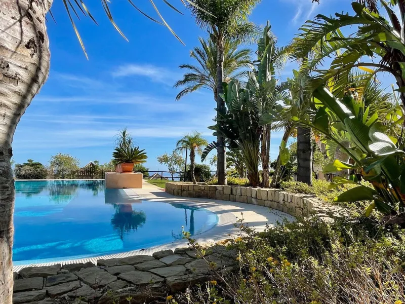 This modern duplex penthouse offers breathtaking sea views and an exceptional location in Benalmadena, just a short drive from the beach and the charming town center of Benalmadena Pueblo. The property features an open-plan living room with a fully equipp