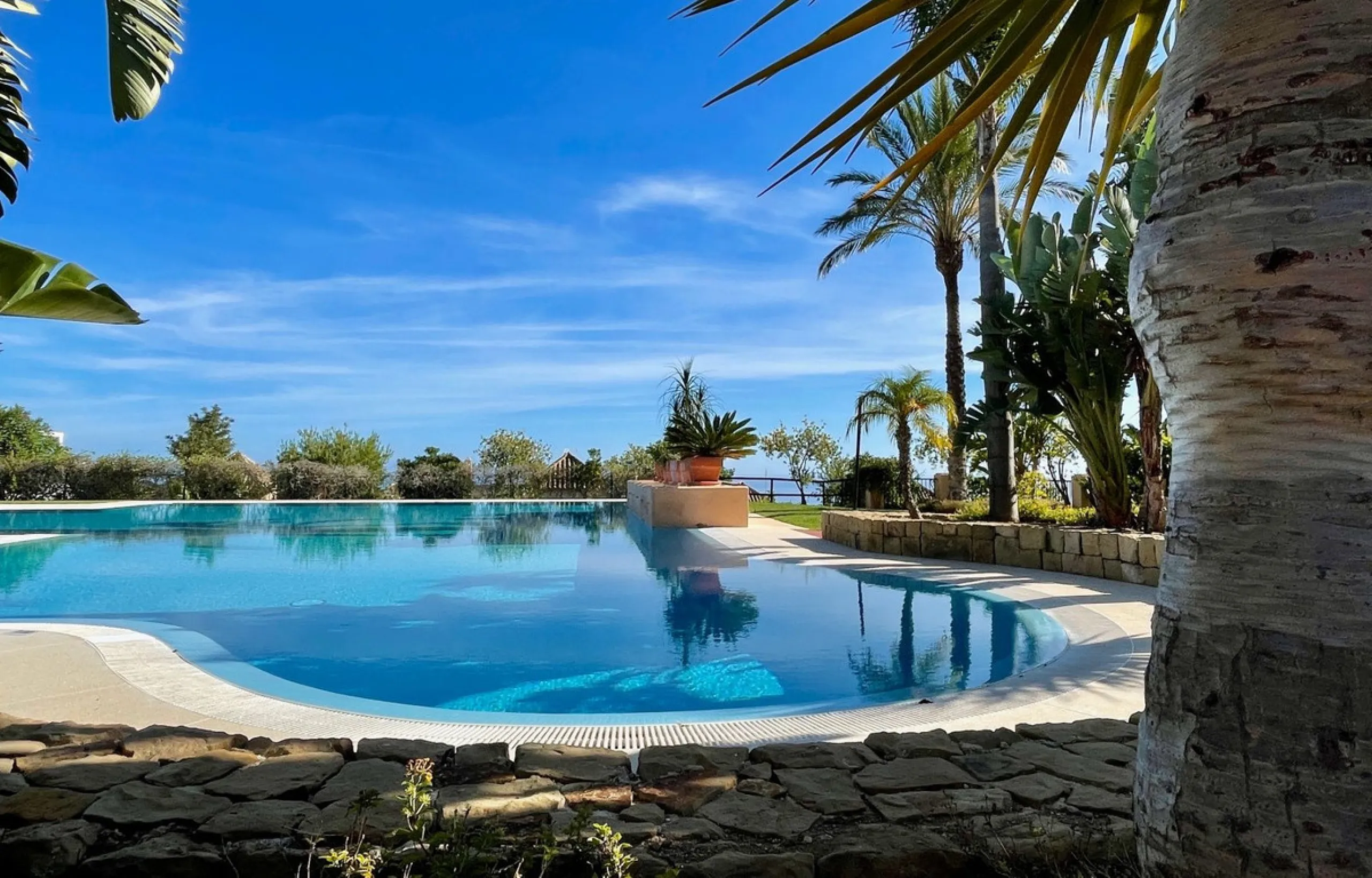 This modern duplex penthouse offers breathtaking sea views and an exceptional location in Benalmadena, just a short drive from the beach and the charming town center of Benalmadena Pueblo. The property features an open-plan living room with a fully equipp
