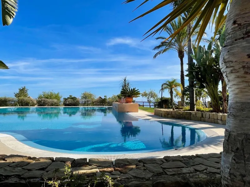This modern duplex penthouse offers breathtaking sea views and an exceptional location in Benalmadena, just a short drive from the beach and the charming town center of Benalmadena Pueblo. The property features an open-plan living room with a fully equipp