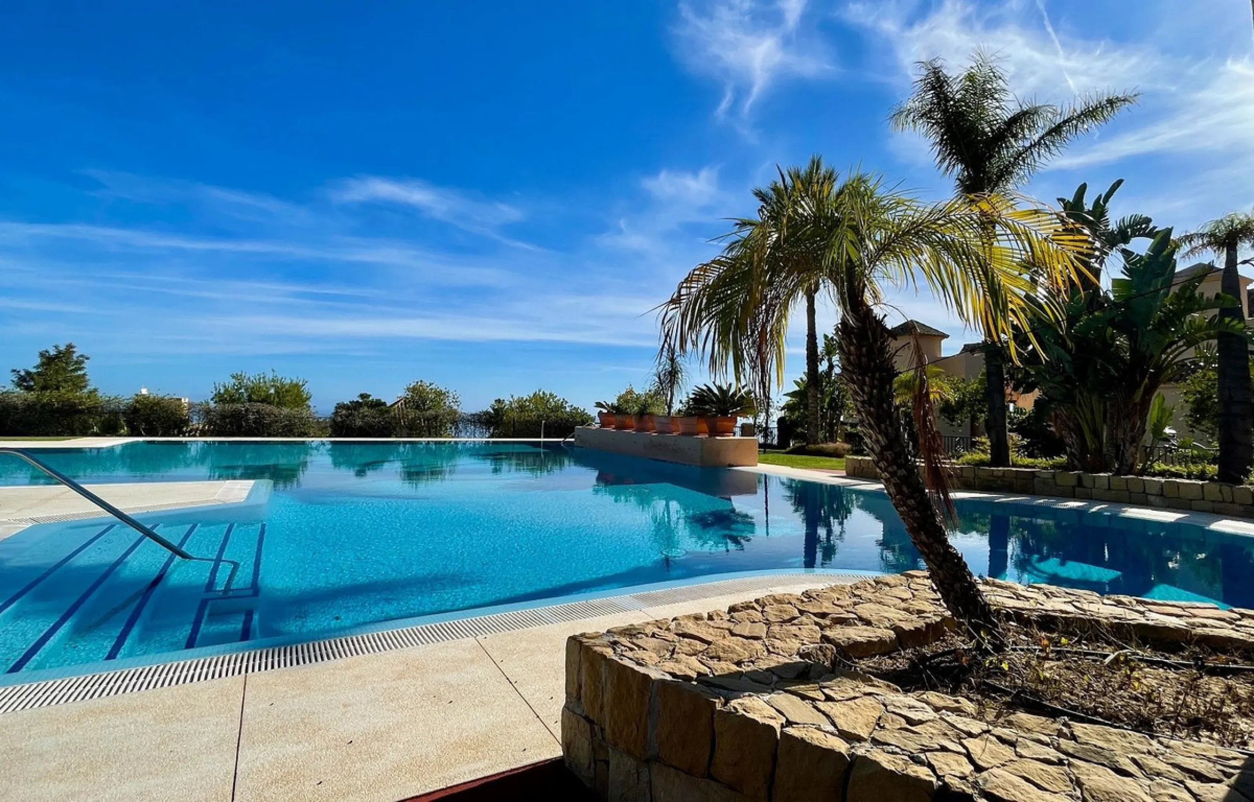 This modern duplex penthouse offers breathtaking sea views and an exceptional location in Benalmadena, just a short drive from the beach and the charming town center of Benalmadena Pueblo. The property features an open-plan living room with a fully equipp