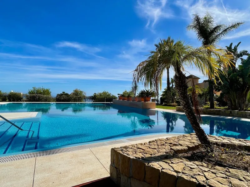 This modern duplex penthouse offers breathtaking sea views and an exceptional location in Benalmadena, just a short drive from the beach and the charming town center of Benalmadena Pueblo. The property features an open-plan living room with a fully equipp