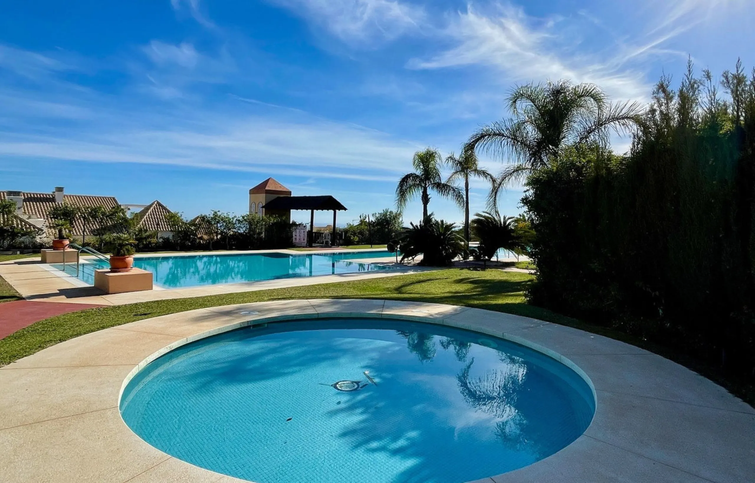 This modern duplex penthouse offers breathtaking sea views and an exceptional location in Benalmadena, just a short drive from the beach and the charming town center of Benalmadena Pueblo. The property features an open-plan living room with a fully equipp