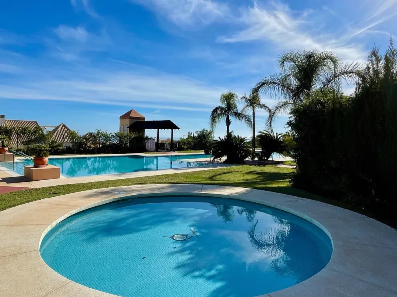 This modern duplex penthouse offers breathtaking sea views and an exceptional location in Benalmadena, just a short drive from the beach and the charming town center of Benalmadena Pueblo. The property features an open-plan living room with a fully equipp