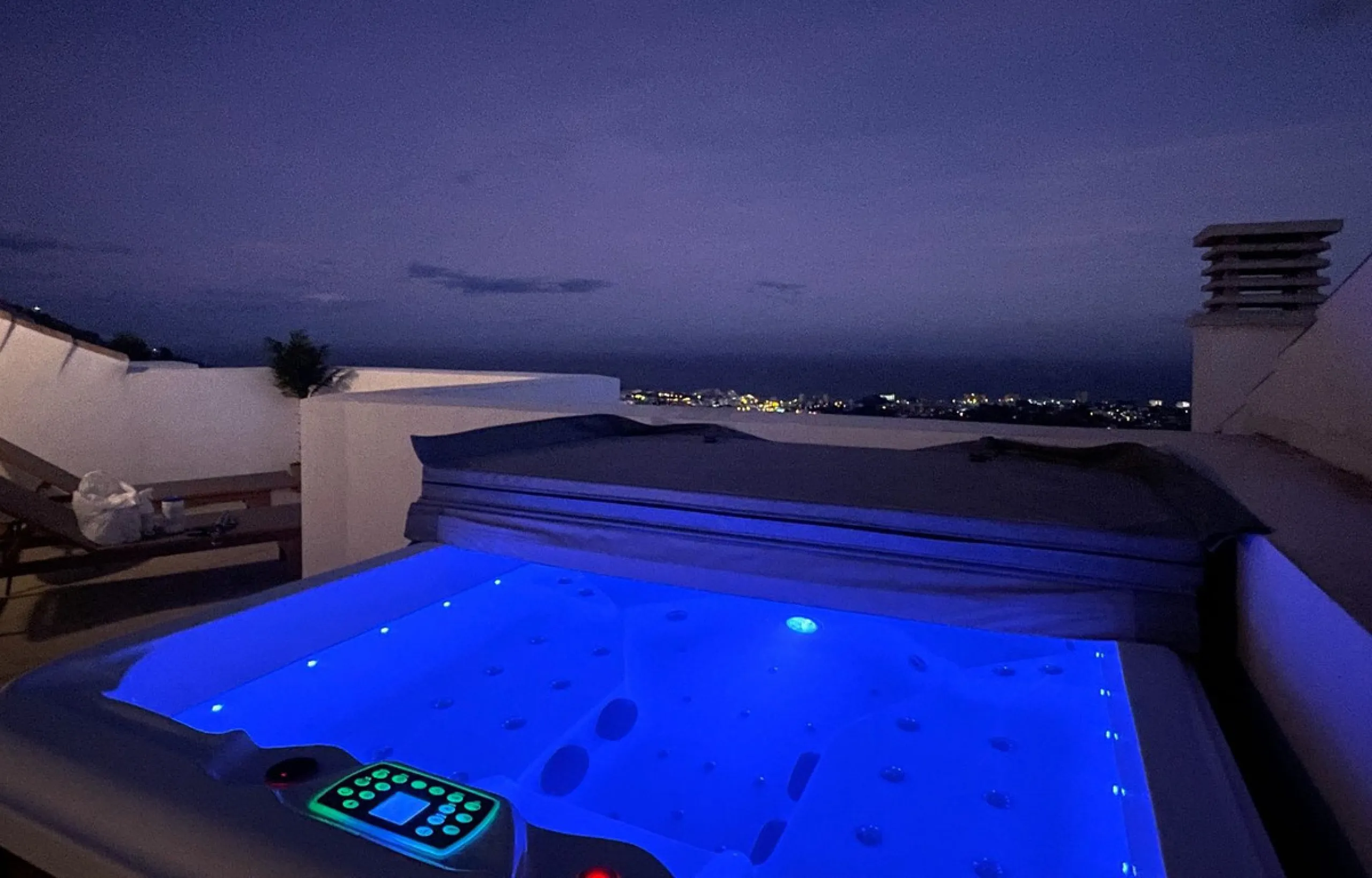 This modern duplex penthouse offers breathtaking sea views and an exceptional location in Benalmadena, just a short drive from the beach and the charming town center of Benalmadena Pueblo. The property features an open-plan living room with a fully equipp