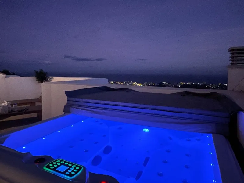 This modern duplex penthouse offers breathtaking sea views and an exceptional location in Benalmadena, just a short drive from the beach and the charming town center of Benalmadena Pueblo. The property features an open-plan living room with a fully equipp