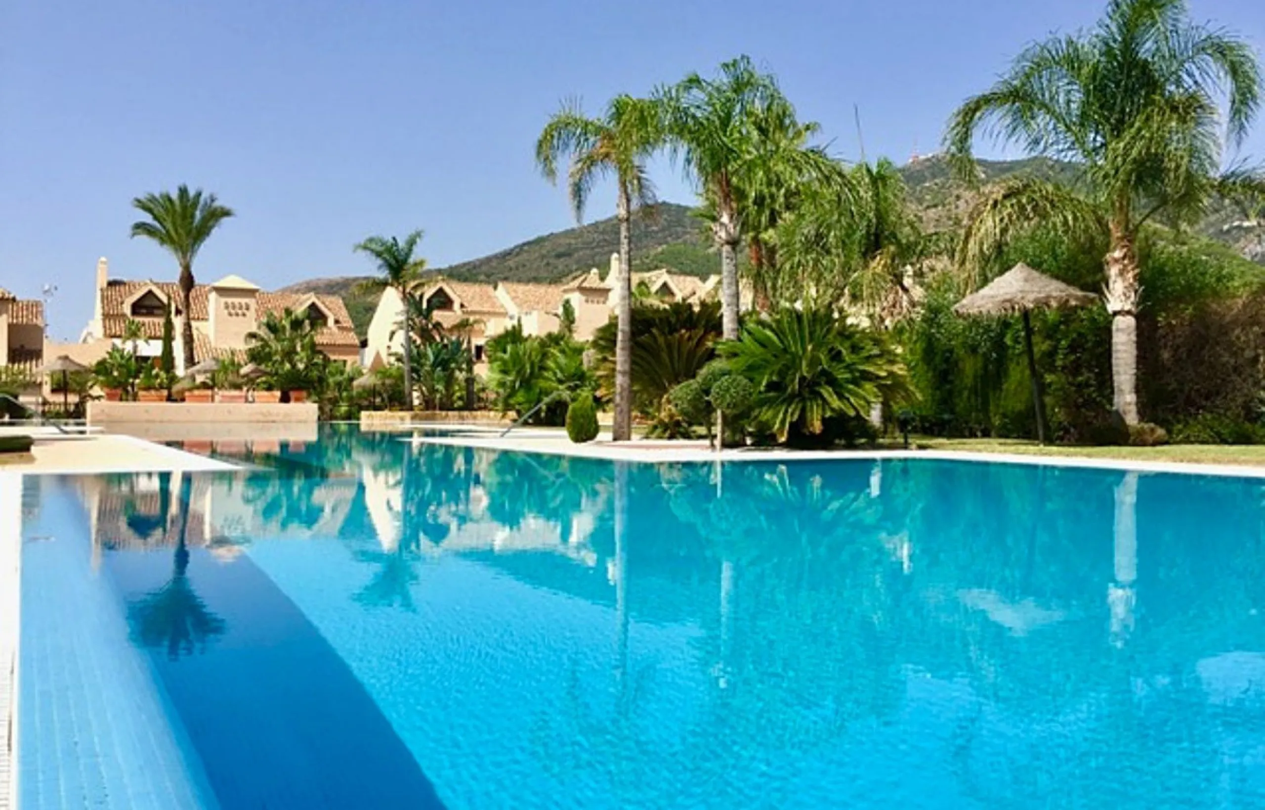 This modern duplex penthouse offers breathtaking sea views and an exceptional location in Benalmadena, just a short drive from the beach and the charming town center of Benalmadena Pueblo. The property features an open-plan living room with a fully equipp