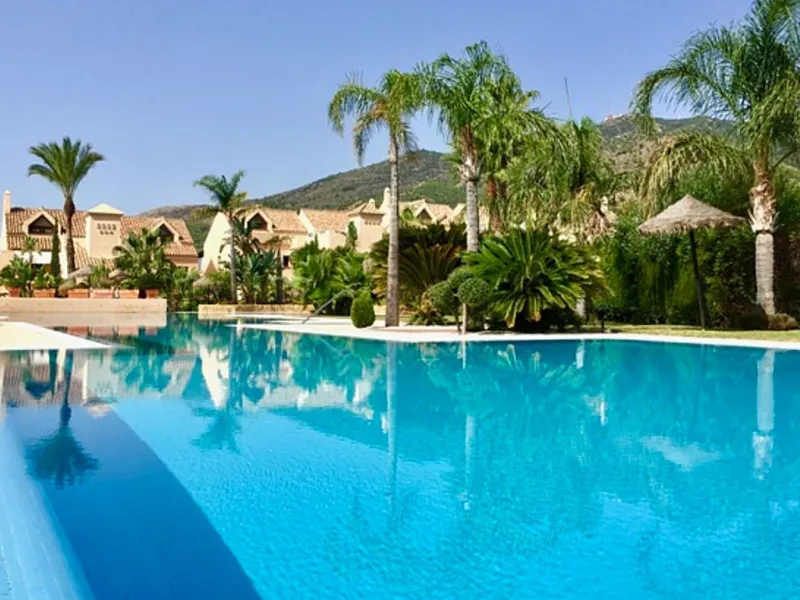 This modern duplex penthouse offers breathtaking sea views and an exceptional location in Benalmadena, just a short drive from the beach and the charming town center of Benalmadena Pueblo. The property features an open-plan living room with a fully equipp