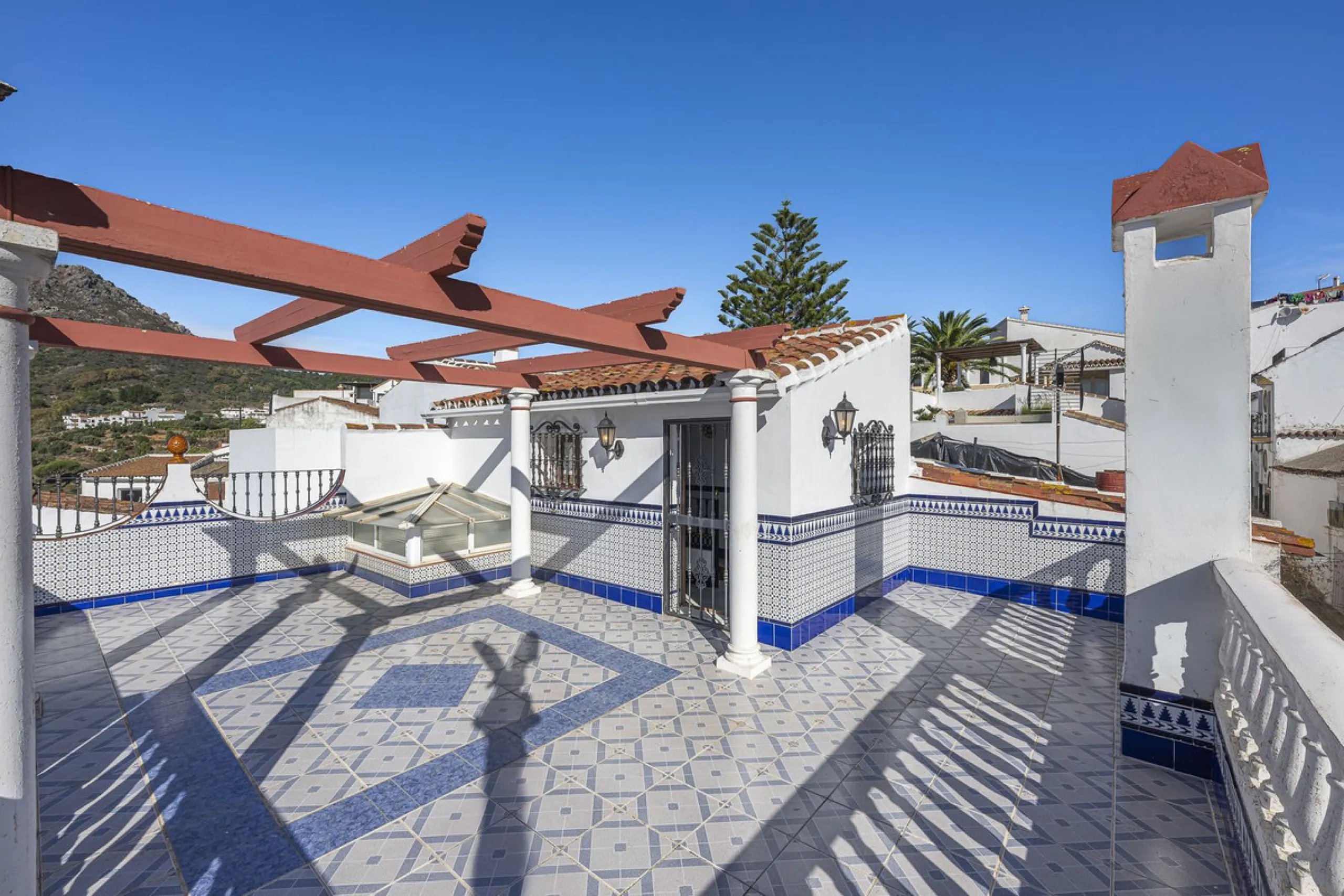 ???? Family Home with Unparalleled Panoramic Views – 321 m² built area, 145 m² garden, and 334 m² plot