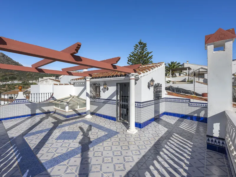???? Family Home with Unparalleled Panoramic Views – 321 m² built area, 145 m² garden, and 334 m² plot