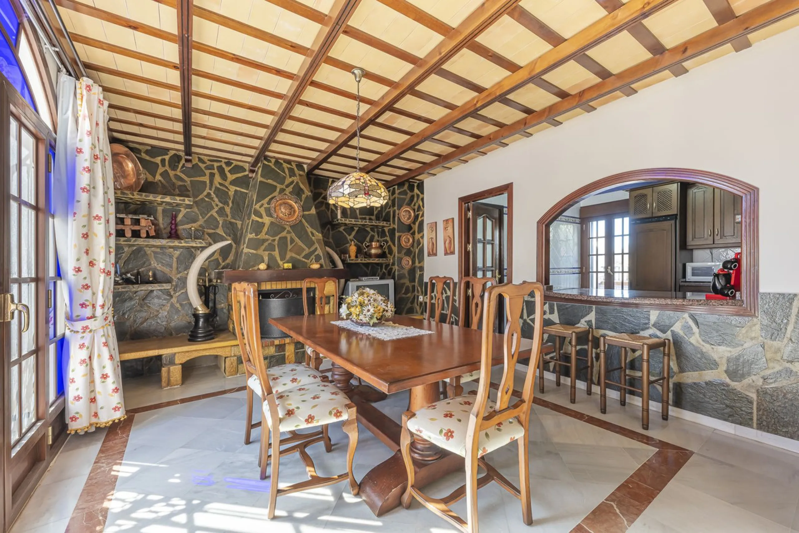???? Family Home with Unparalleled Panoramic Views – 321 m² built area, 145 m² garden, and 334 m² plot