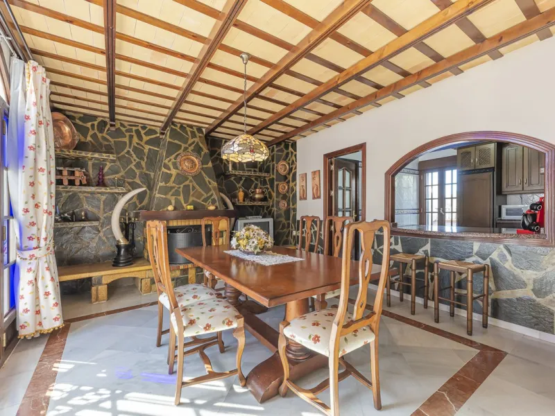 ???? Family Home with Unparalleled Panoramic Views – 321 m² built area, 145 m² garden, and 334 m² plot