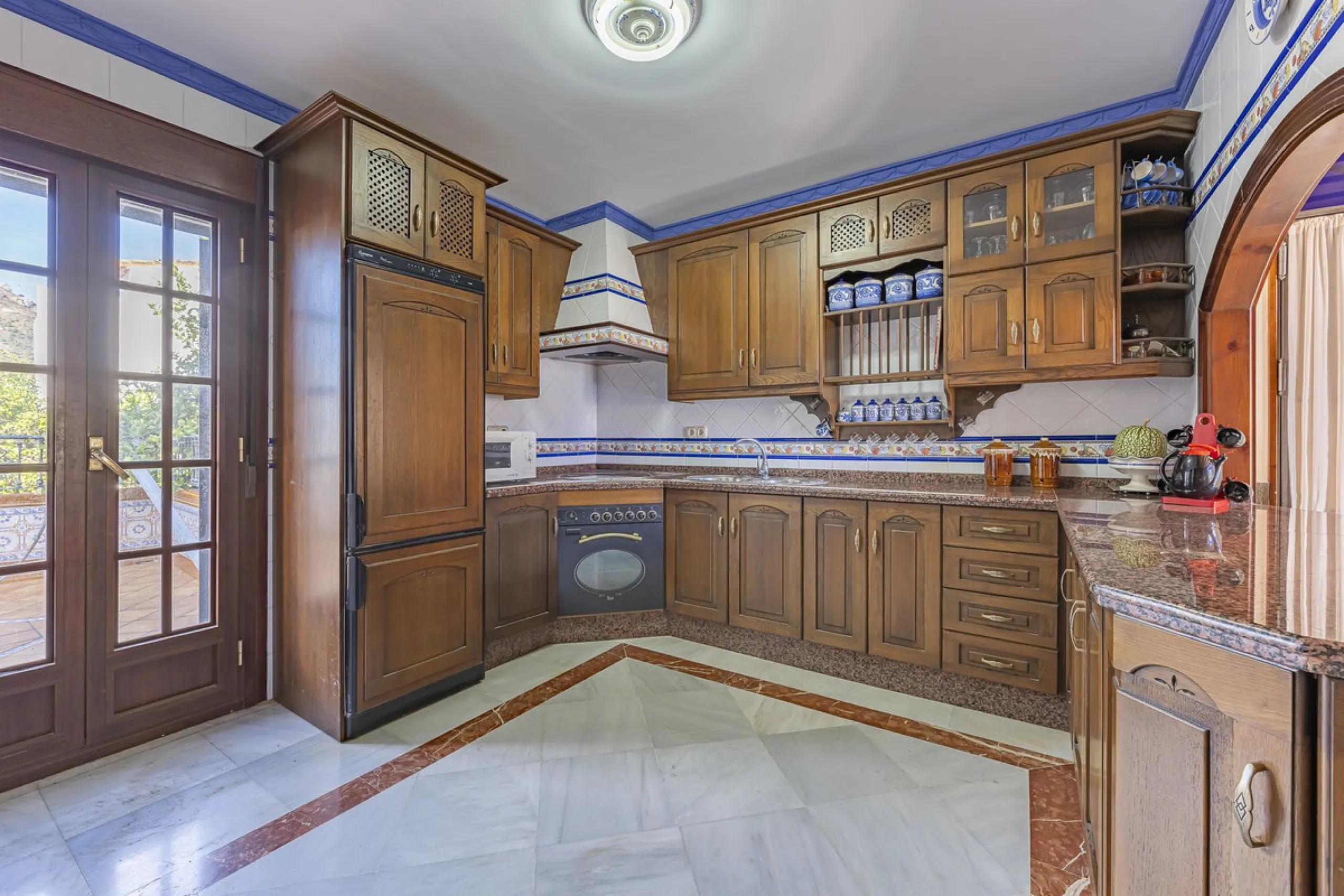 ???? Family Home with Unparalleled Panoramic Views – 321 m² built area, 145 m² garden, and 334 m² plot