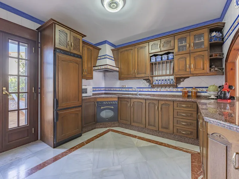 ???? Family Home with Unparalleled Panoramic Views – 321 m² built area, 145 m² garden, and 334 m² plot