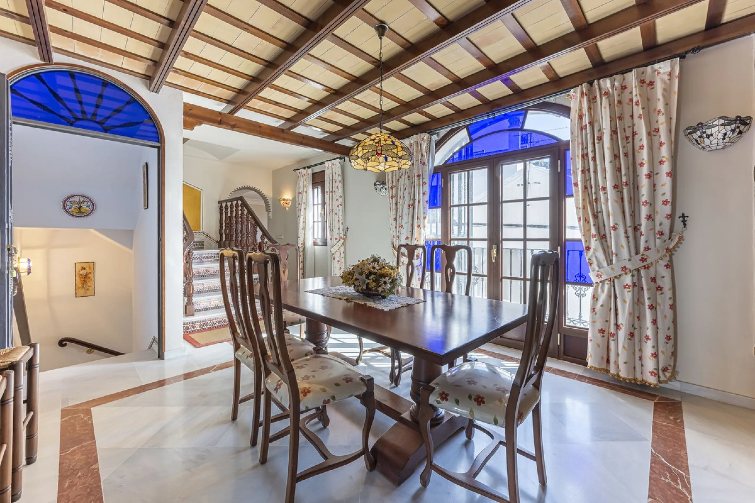 ???? Family Home with Unparalleled Panoramic Views – 321 m² built area, 145 m² garden, and 334 m² plot
