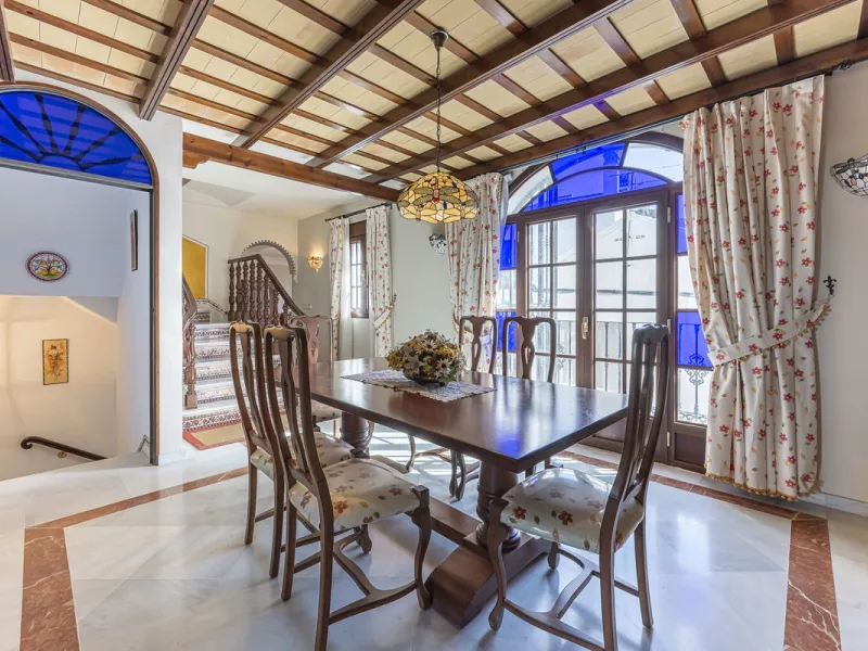 ???? Family Home with Unparalleled Panoramic Views – 321 m² built area, 145 m² garden, and 334 m² plot