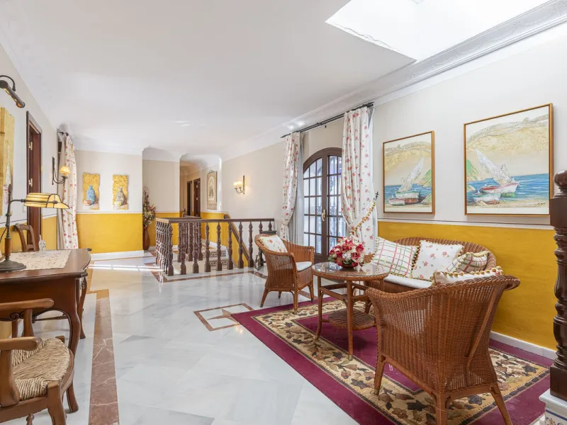 ???? Family Home with Unparalleled Panoramic Views – 321 m² built area, 145 m² garden, and 334 m² plot