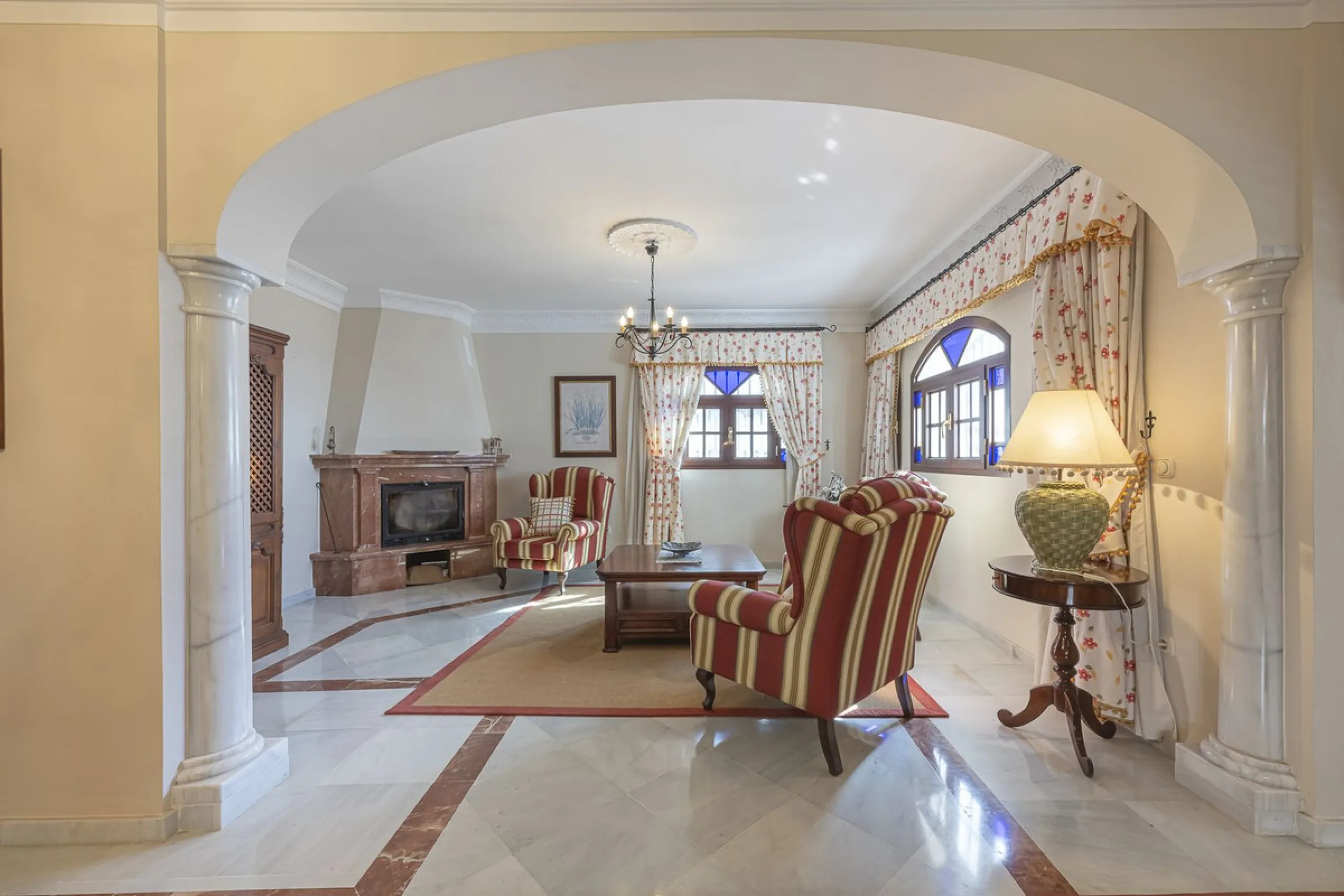 ???? Family Home with Unparalleled Panoramic Views – 321 m² built area, 145 m² garden, and 334 m² plot
