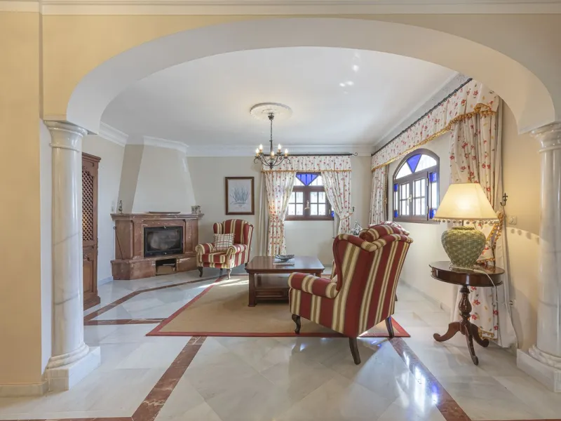 ???? Family Home with Unparalleled Panoramic Views – 321 m² built area, 145 m² garden, and 334 m² plot