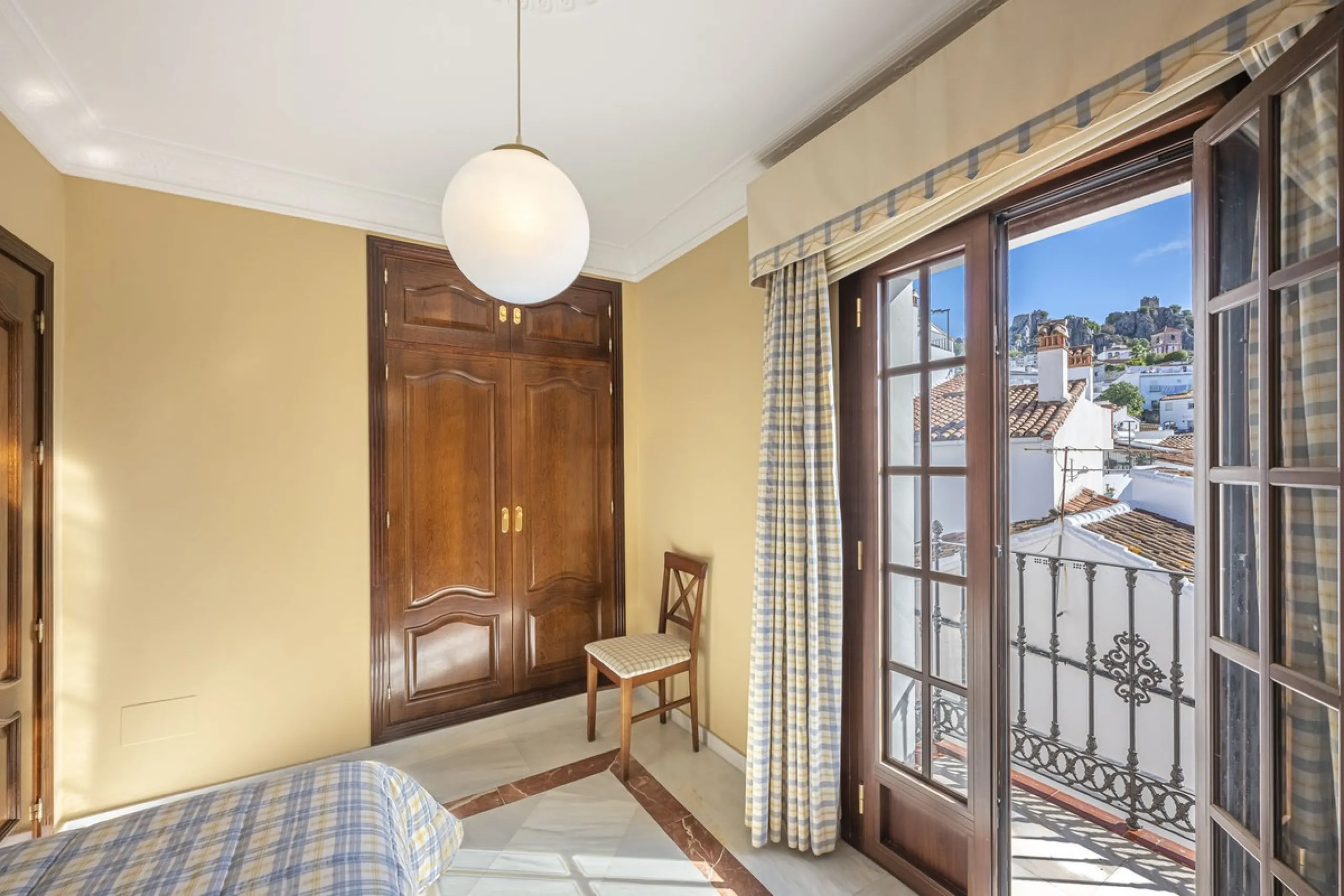 ???? Family Home with Unparalleled Panoramic Views – 321 m² built area, 145 m² garden, and 334 m² plot