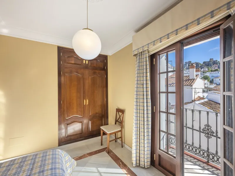 ???? Family Home with Unparalleled Panoramic Views – 321 m² built area, 145 m² garden, and 334 m² plot