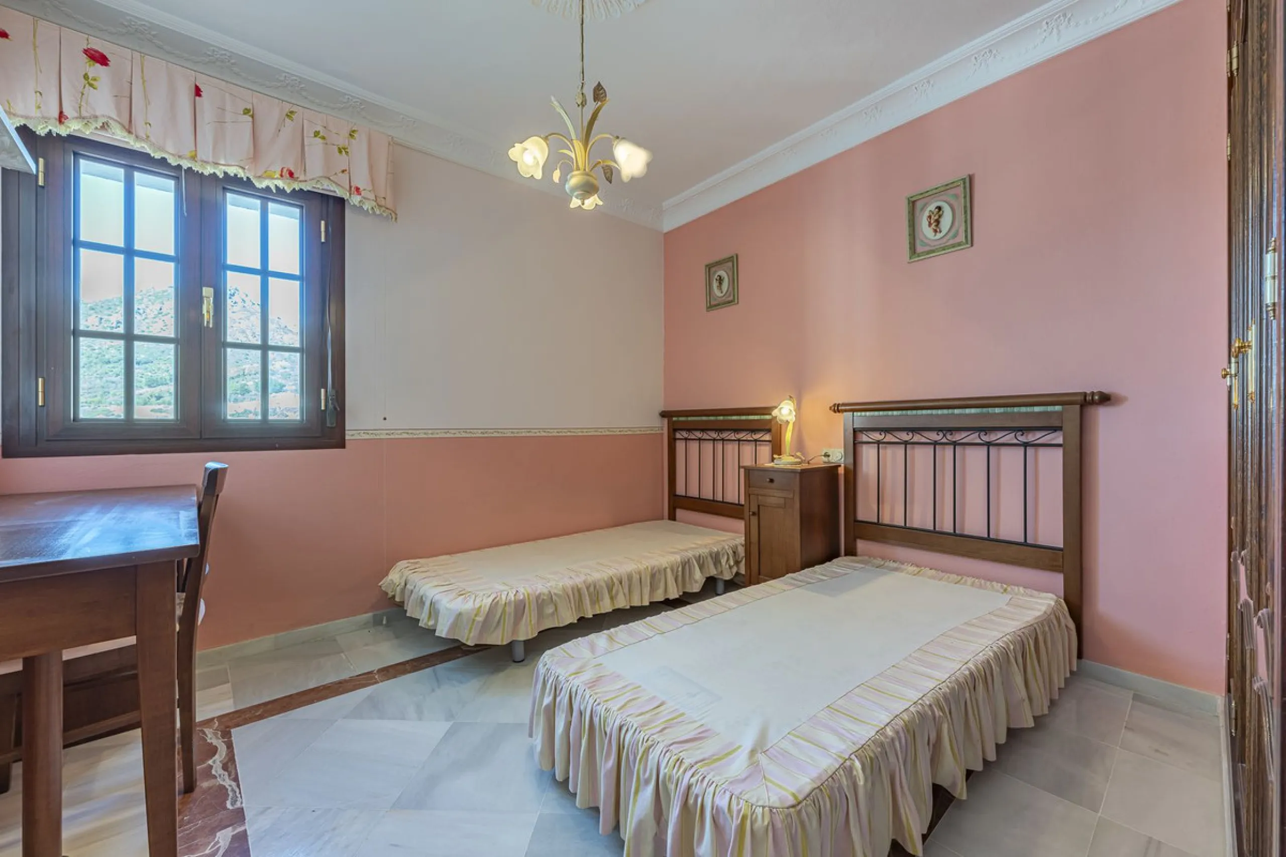 ???? Family Home with Unparalleled Panoramic Views – 321 m² built area, 145 m² garden, and 334 m² plot