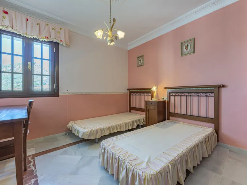 ???? Family Home with Unparalleled Panoramic Views – 321 m² built area, 145 m² garden, and 334 m² plot