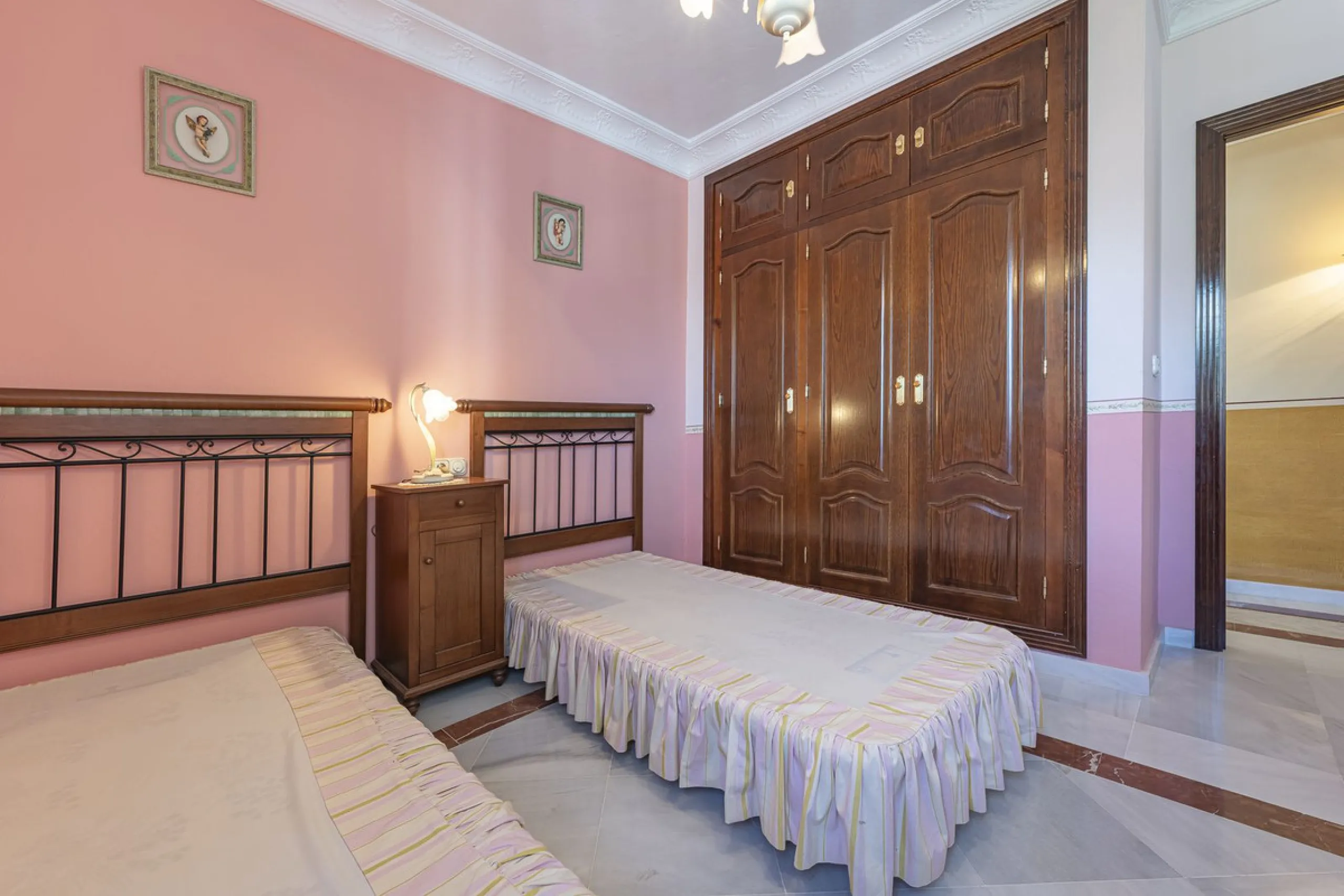 ???? Family Home with Unparalleled Panoramic Views – 321 m² built area, 145 m² garden, and 334 m² plot