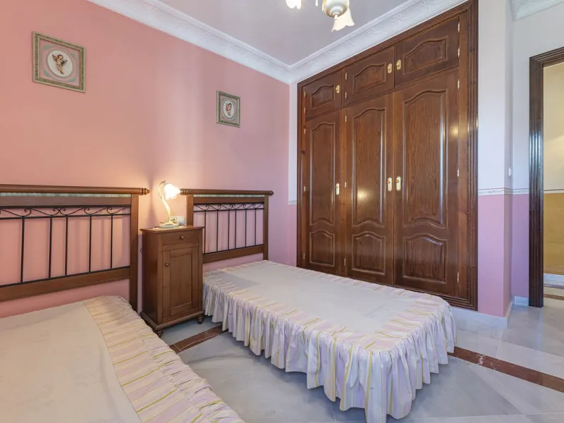 ???? Family Home with Unparalleled Panoramic Views – 321 m² built area, 145 m² garden, and 334 m² plot