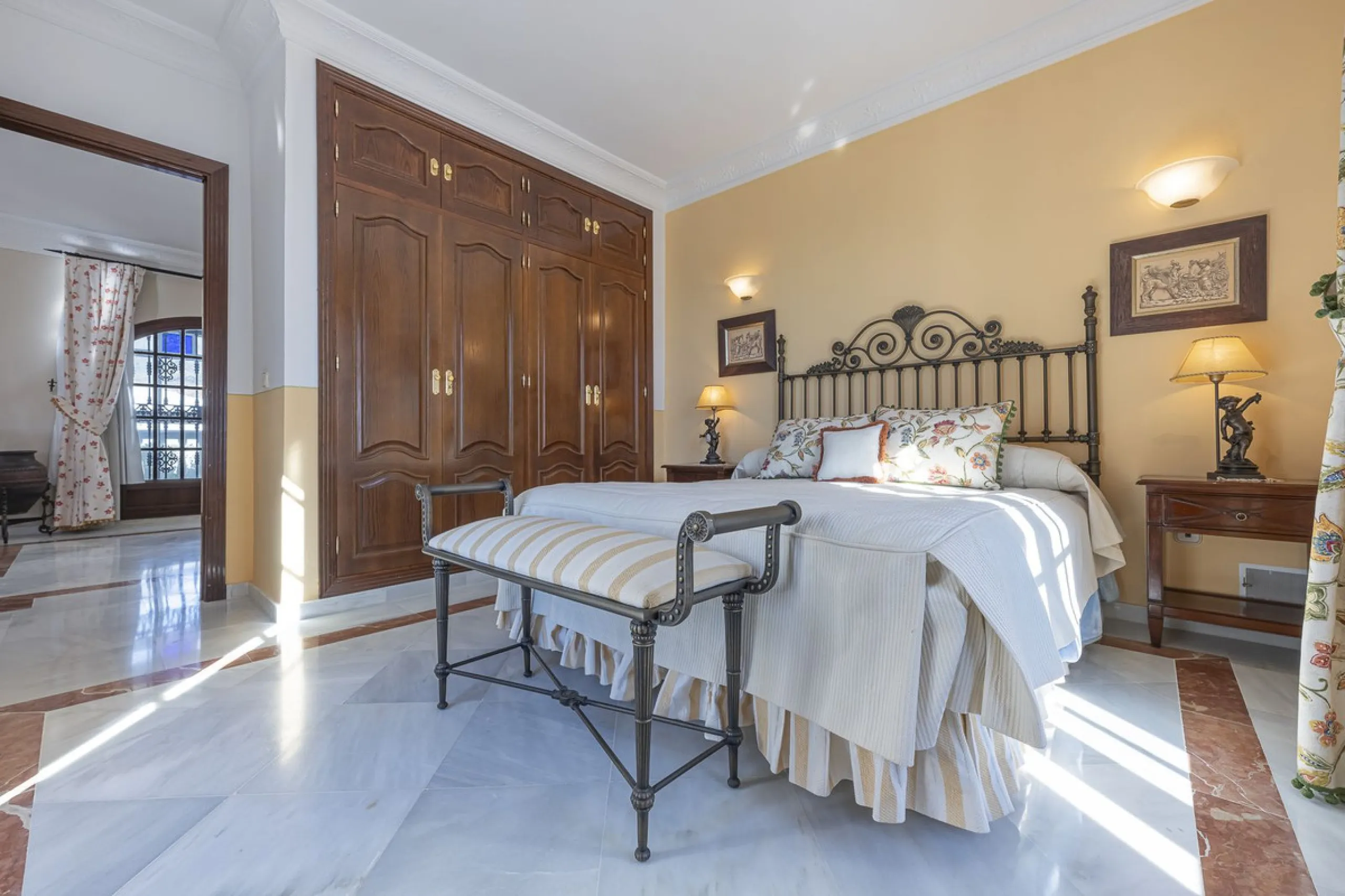 ???? Family Home with Unparalleled Panoramic Views – 321 m² built area, 145 m² garden, and 334 m² plot