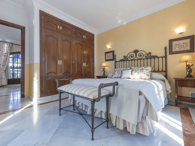 ???? Family Home with Unparalleled Panoramic Views – 321 m² built area, 145 m² garden, and 334 m² plot