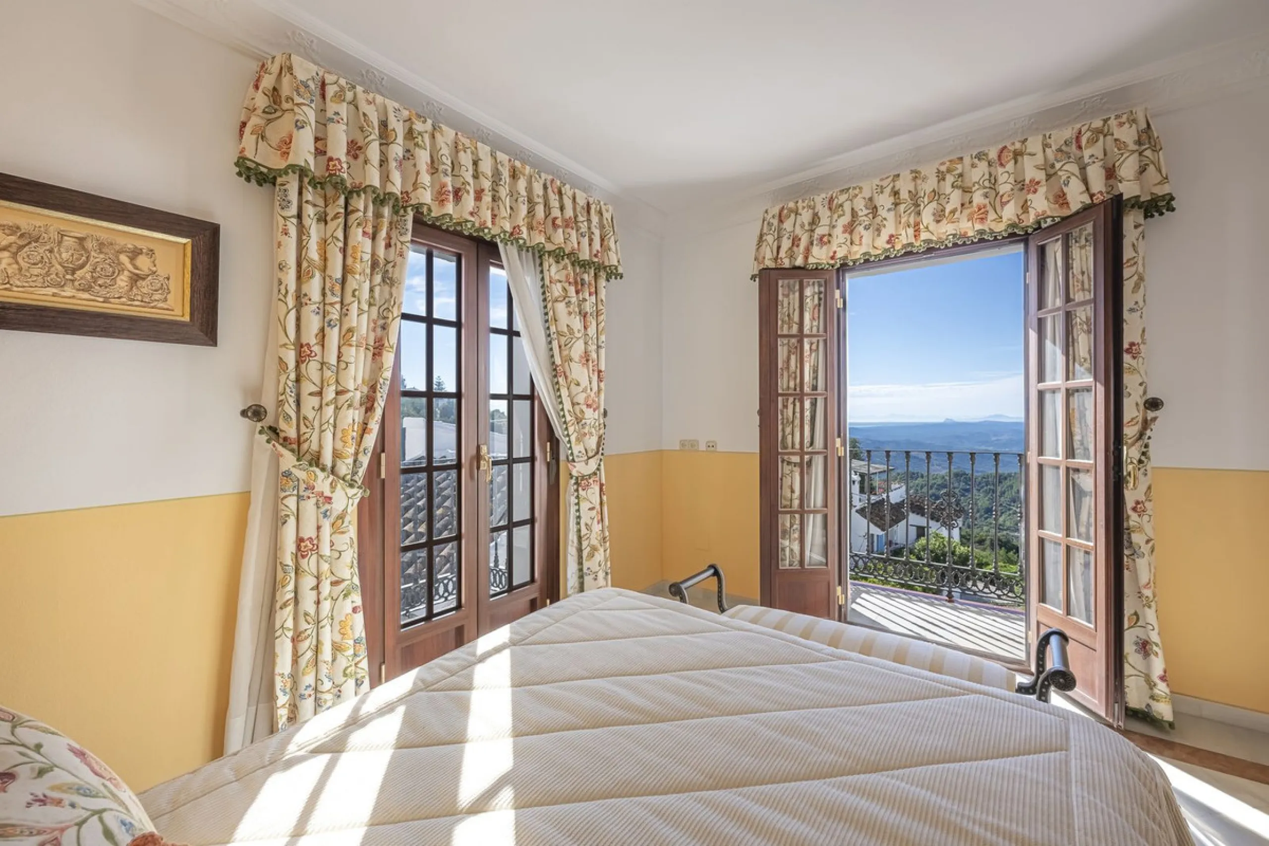 ???? Family Home with Unparalleled Panoramic Views – 321 m² built area, 145 m² garden, and 334 m² plot