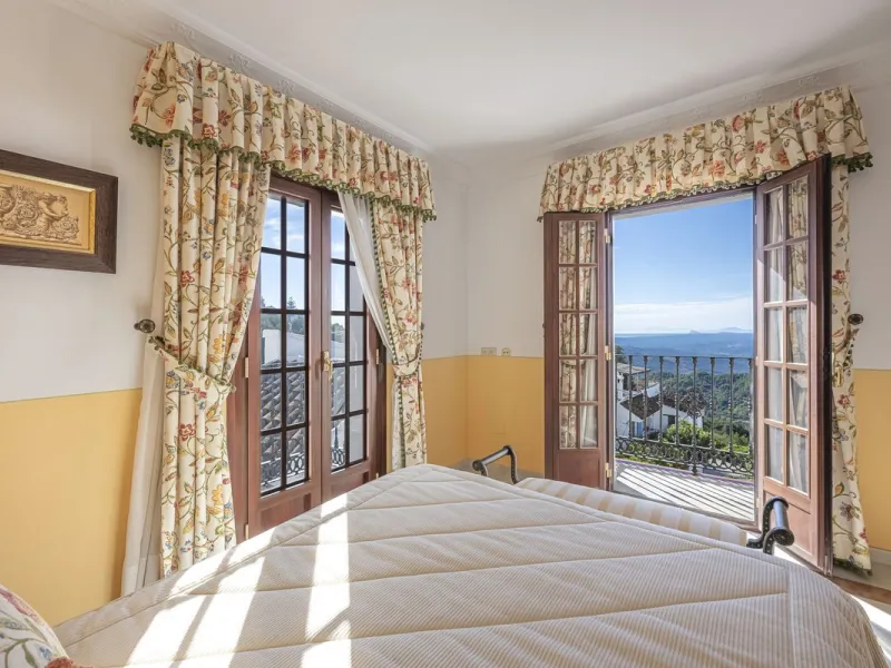 ???? Family Home with Unparalleled Panoramic Views – 321 m² built area, 145 m² garden, and 334 m² plot